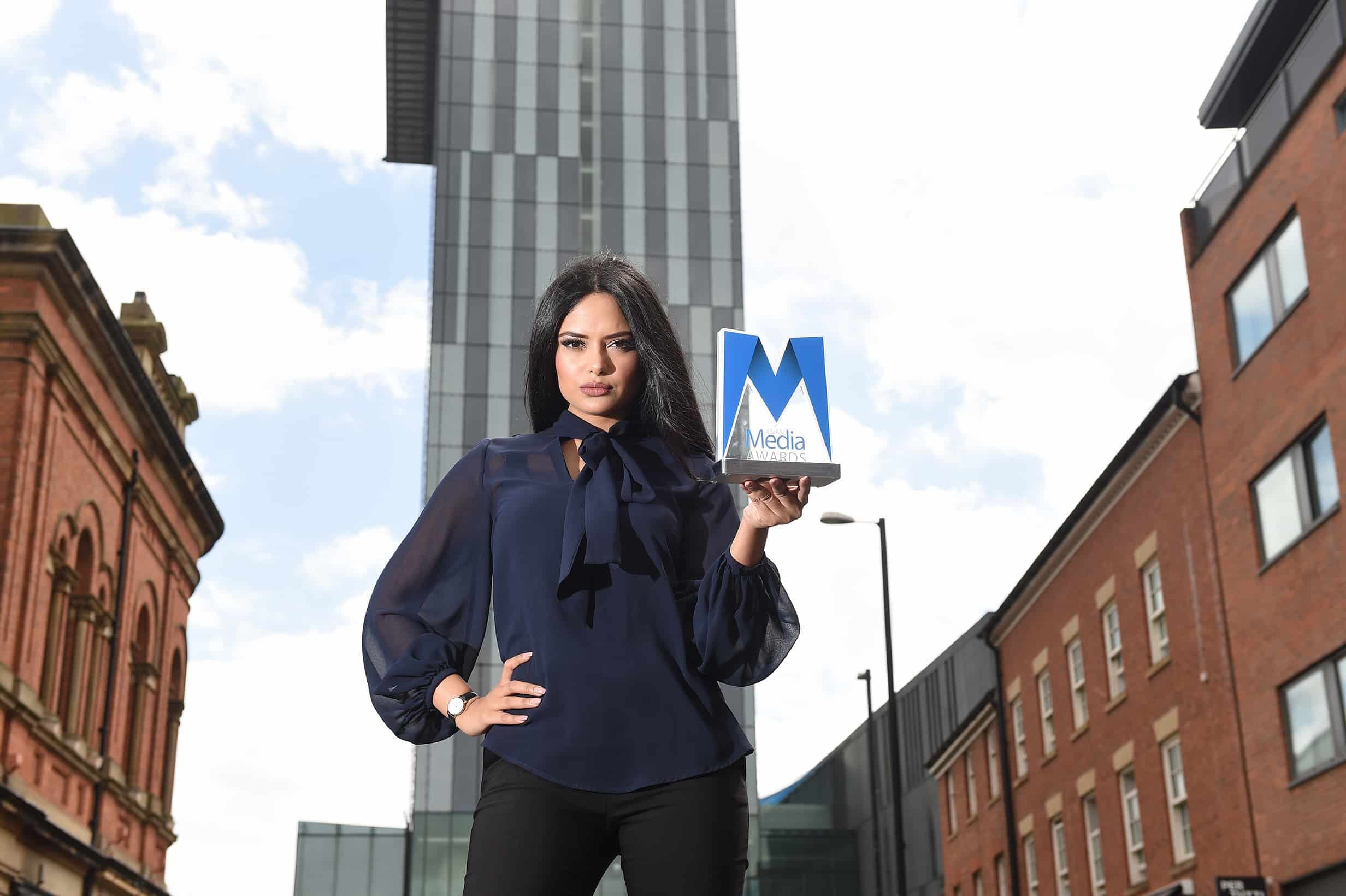 Afshan-Azad-with-new-Asian-Media-Award-at-the-Hilton-Manchester-Deansgate-09
