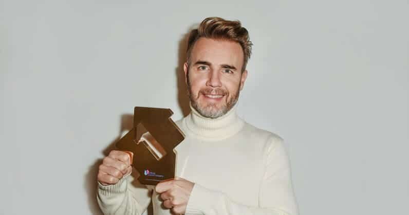 rsz_gary_barlow_music_made_by_humans_official_number_1_award_2_c_jules_annan
