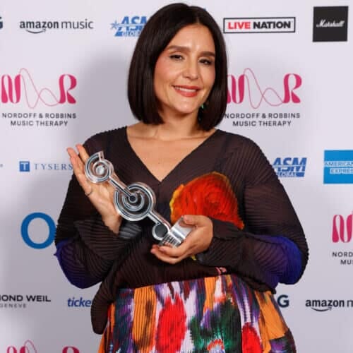 Jessie-Ware-with-award-500x500-1