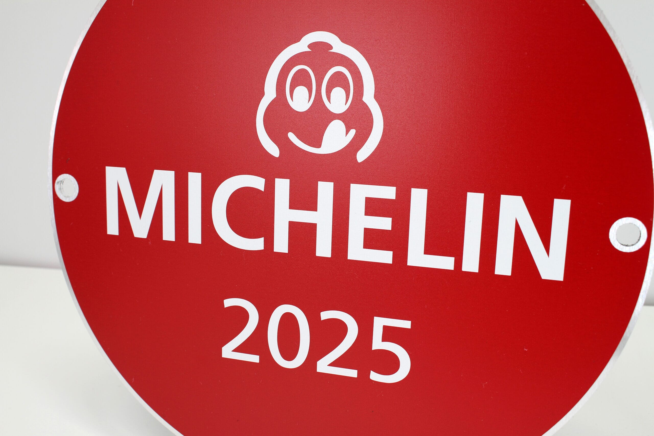 GA017099-Michelin-Bib-Gourmand-Plaque-Photo-5-scaled